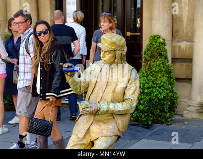 Statue vivante effectue à l'extérieur e pompe historique chambres à Bath, Somerset UK Banque D'Images