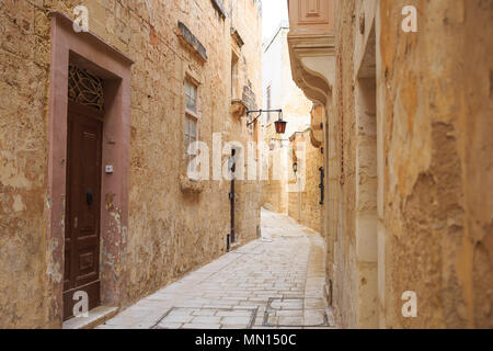 Mdina la vieille ville avec ses rues étroites pavées, lanternes, pelées, bâtiments à Malte. Destination idéale pour les vacances et le tourisme. Banque D'Images