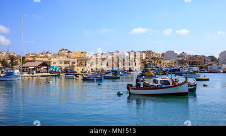 Historique de Marsaxlokk port plein de bateaux à Malte. Le ciel bleu et le village historique. Destination pour les vacances, la détente et la pêche. Banque D'Images