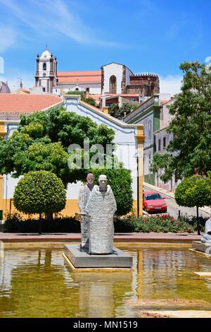 Des statues dans un bassin ornemental dans la Praca al Mutamid avec la cathédrale à l'arrière, Silves, Portugal, Europe. Banque D'Images