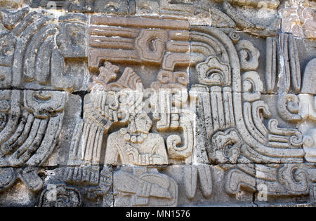 Avec la sculpture bas-relief d'un chef indien de l'Amérique pré-colombienne, la civilisation Maya, Temple de la Serpent à Plumes à Xochicalco, au Mexique. L'UNESCO Banque D'Images