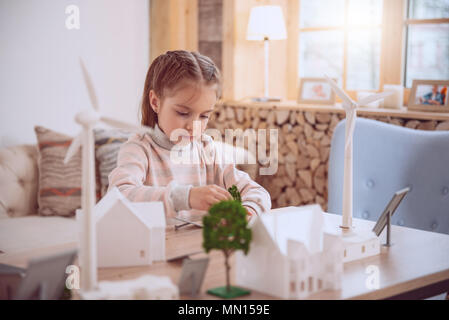 Jolie fille intelligente de travailler sur un projet scolaire Banque D'Images