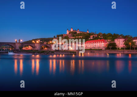 Belle vue imprenable de Wurzburg vieux pont principal sur la rivière principale et le château dans la vieille ville de Wurzburg, Bavière, Allemagne - une partie de la Rom Banque D'Images