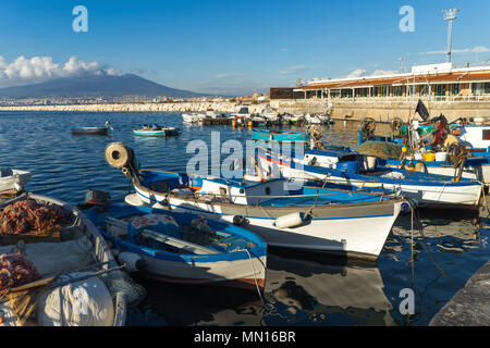 Bateaux de pêcheurs dans le port de Castellammare di Stabia, près de Naples, le volcan Vésuve en arrière-plan, Italie Banque D'Images