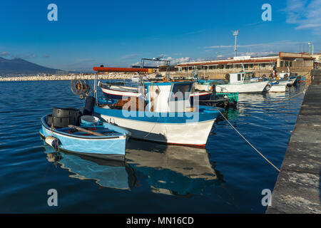 Castellammare di Stabia, golfe de Naples, Italie, Europe - bateaux de pêcheurs dans la mer bleue Banque D'Images