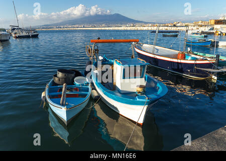 Castellammare di Stabia, à Naples, Italie - les pêcheurs bateaux du port, sur le volcan Vésuve en arrière-plan Banque D'Images