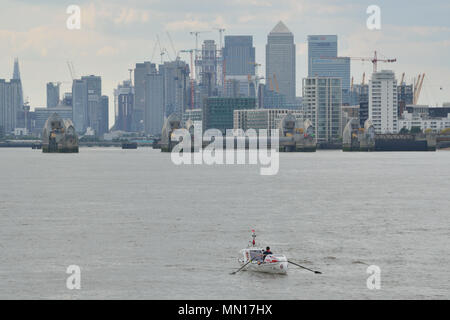 Londres, Royaume-Uni, 13 mai 2018 Andy Hodgson dans son bateau à rames sur la Tamise à Londres au début de sa tentative solo à faire le tour des îles britanniques par l'homme seul le pouvoir dans un Rannoch R15 au large barque appelée esprit d'Achab -. Crédit : Christy/Alamy Live News. Banque D'Images