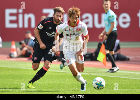 Nuremberg, Allemagne. 13 mai, 2018. Genki HARAGUCHI (Fortuna Düsseldorf), Action, les duels contre Enrico VALENTINI (1.FC Nuremberg), Soccer 2. 1.Bundesliga/Nuremberg-Fortuna FC 2-3, Düsseldorf 34.journée, journée34, Ligue2 saison 2017/18, à 13.05 .2018 Max Morlock Stadium. Utilisation dans le monde entier | Credit : dpa/Alamy Live News Banque D'Images