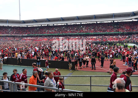 Nuremberg, Allemagne. 13 mai, 2018. Fans, fans de football des deux équipes storm l'intérieur du stade, la foule, le football 2. 1.Bundesliga/Nuremberg-Fortuna FC 2-3, Düsseldorf 34.journée, journée34, Ligue2 saison 2017/18, le 13/05/2018 Max-Morlock Stadium. Utilisation dans le monde entier | Credit : dpa/Alamy Live News Banque D'Images