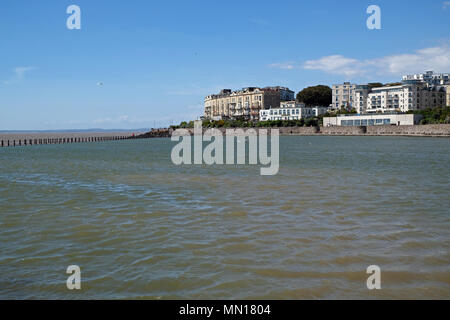 Weston-super-Mare, Royaume-Uni. 13 mai, 2018. Météo France : malgré un soleil éclatant, une brise fraîche conserve les nageurs loin de le lac marin. Keith Ramsey/Alamy Live News Banque D'Images