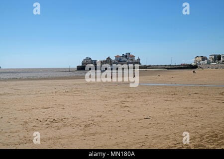 Weston-super-Mare, Royaume-Uni. 13 mai, 2018. Météo France : malgré un soleil éclatant, une brise fraîche signifie que peu de gens s'aventurer sur la plage. Keith Ramsey/Alamy Live News Banque D'Images