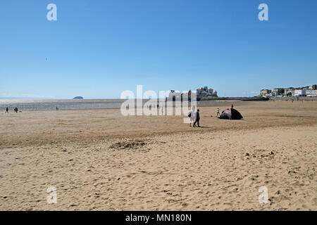 Weston-super-Mare, Royaume-Uni. 13 mai, 2018. Météo France : malgré un soleil éclatant, une brise fraîche signifie que peu de gens s'aventurer sur la plage. Keith Ramsey/Alamy Live News Banque D'Images