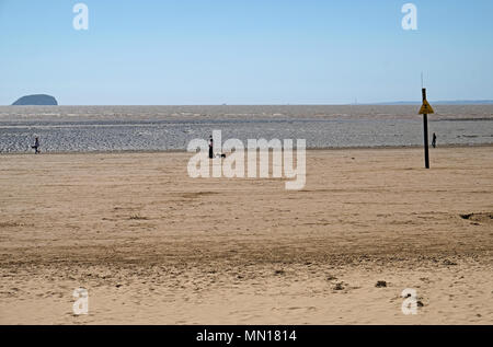 Weston-super-Mare, Royaume-Uni. 13 mai, 2018. Météo France : malgré un soleil éclatant, une brise fraîche signifie que peu de gens s'aventurer sur la plage. Keith Ramsey/Alamy Live News Banque D'Images