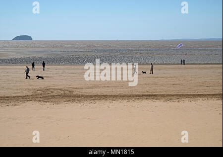 Weston-super-Mare, Royaume-Uni. 13 mai, 2018. Météo France : malgré un soleil éclatant, une brise fraîche signifie que peu de gens s'aventurer sur la plage. Keith Ramsey/Alamy Live News Banque D'Images