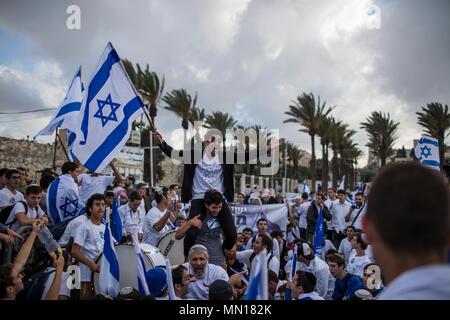 Jérusalem, Israël. 13 mai, 2018. Les garçons juifs agitent des drapeaux d'Israël durant une cérémonie marquant le 51e anniversaire de la réunification de Jérusalem, connu sous le nom de la Journée de Jérusalem, à la Porte de Damas à Jérusalem, 13 mai 2018. La Journée de Jérusalem est une maison de vacances israélienne commémorant la création du contrôle israélien sur la vieille ville de Jérusalem après la guerre des Six Jours de 1967. Photo : Ilia Efimovitch/dpa dpa : Crédit photo alliance/Alamy Live News Banque D'Images