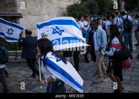 Jérusalem, Israël. 13 mai, 2018. Une femme israélienne vagues le drapeau israélien lors d'un marquage mars le 51e anniversaire de la réunification de Jérusalem, connu sous le nom de la Journée de Jérusalem, à la Porte de Damas à Jérusalem, 13 mai 2018. La Journée de Jérusalem est une maison de vacances israélienne commémorant la création du contrôle israélien sur la vieille ville de Jérusalem après la guerre des Six Jours de 1967. Photo : Ilia Efimovitch/dpa dpa : Crédit photo alliance/Alamy Live News Banque D'Images