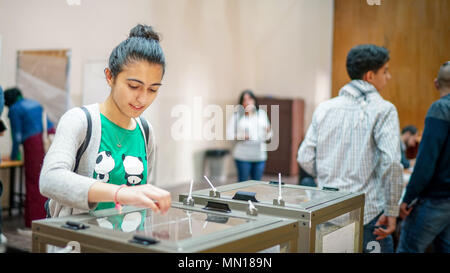 9 mai 2018 - Les étudiants de l'Université de Birzeit à Ramallah participer à l'élection du conseil étudiant de l'université. Le résultat final a donné.Al Wafaa' Bloc islamique 24 sièges, le Martyr Yasser Arafat bloc 23 sièges, et le Parti progressiste démocratique Pôle Étudiant 4 sièges sur les 51 sièges au total. Le bloc de l'unité d'étudiant n'a pu obtenir aucun siège. Les élections ont eu lieu peu après l'Université de Birzeit Débat étudiant annuel le 8 mai, qui a mis l'accent sur la vie politique, sociale, et les questions des élèves et les affaires Crédit : Eyad Jadallah/IMAGESLIVE/ZUMA/Alamy Fil Live News Banque D'Images