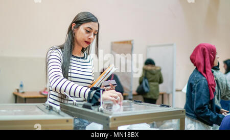 9 mai 2018 - Les étudiants de l'Université de Birzeit à Ramallah participer à l'élection du conseil étudiant de l'université. Le résultat final a donné.Al Wafaa' Bloc islamique 24 sièges, le Martyr Yasser Arafat bloc 23 sièges, et le Parti progressiste démocratique Pôle Étudiant 4 sièges sur les 51 sièges au total. Le bloc de l'unité d'étudiant n'a pu obtenir aucun siège. Les élections ont eu lieu peu après l'Université de Birzeit Débat étudiant annuel le 8 mai, qui a mis l'accent sur la vie politique, sociale, et les questions des élèves et les affaires Crédit : Eyad Jadallah/IMAGESLIVE/ZUMA/Alamy Fil Live News Banque D'Images