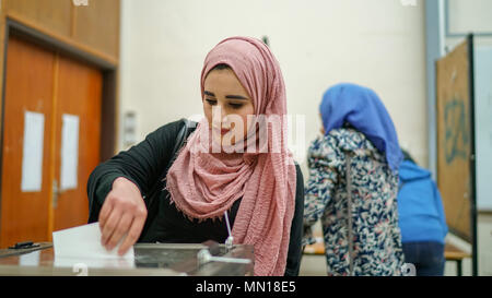 9 mai 2018 - Les étudiants de l'Université de Birzeit à Ramallah participer à l'élection du conseil étudiant de l'université. Le résultat final a donné.Al Wafaa' Bloc islamique 24 sièges, le Martyr Yasser Arafat bloc 23 sièges, et le Parti progressiste démocratique Pôle Étudiant 4 sièges sur les 51 sièges au total. Le bloc de l'unité d'étudiant n'a pu obtenir aucun siège. Les élections ont eu lieu peu après l'Université de Birzeit Débat étudiant annuel le 8 mai, qui a mis l'accent sur la vie politique, sociale, et les questions des élèves et les affaires Crédit : Eyad Jadallah/IMAGESLIVE/ZUMA/Alamy Fil Live News Banque D'Images