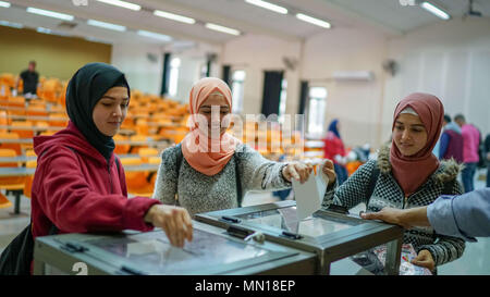 9 mai 2018 - Les étudiants de l'Université de Birzeit à Ramallah participer à l'élection du conseil étudiant de l'université. Le résultat final a donné.Al Wafaa' Bloc islamique 24 sièges, le Martyr Yasser Arafat bloc 23 sièges, et le Parti progressiste démocratique Pôle Étudiant 4 sièges sur les 51 sièges au total. Le bloc de l'unité d'étudiant n'a pu obtenir aucun siège. Les élections ont eu lieu peu après l'Université de Birzeit Débat étudiant annuel le 8 mai, qui a mis l'accent sur la vie politique, sociale, et les questions des élèves et les affaires Crédit : Eyad Jadallah/IMAGESLIVE/ZUMA/Alamy Fil Live News Banque D'Images