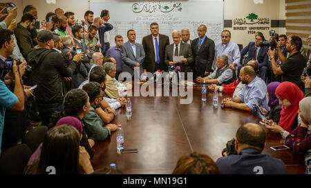 9 mai 2018 - Les étudiants de l'Université de Birzeit à Ramallah participer à l'élection du conseil étudiant de l'université. Le résultat final a donné.Al Wafaa' Bloc islamique 24 sièges, le Martyr Yasser Arafat bloc 23 sièges, et le Parti progressiste démocratique Pôle Étudiant 4 sièges sur les 51 sièges au total. Le bloc de l'unité d'étudiant n'a pu obtenir aucun siège. Les élections ont eu lieu peu après l'Université de Birzeit Débat étudiant annuel le 8 mai, qui a mis l'accent sur la vie politique, sociale, et les questions des élèves et les affaires Crédit : Eyad Jadallah/IMAGESLIVE/ZUMA/Alamy Fil Live News Banque D'Images