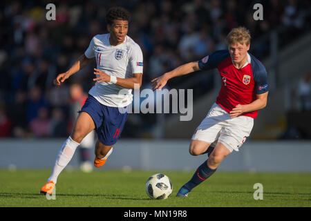 Burton, UK. 13 mai, 2018. Burton, UK. 13 mai, 2018. Xavier M. Amaechi (Angleterre) prend sur 'Harald Martin Hauso (Norvège) au cours de la saison 2018 du Championnat des moins de 17 ans match de quart de finale entre l'Angleterre et la Norvège à Pirelli Stadium le 13 mai 2018 à Burton upon Trent, en Angleterre. (Photo : Richard Burley/phcimages.com) : PHC Crédit Images/Alamy Live News Credit : PHC Images/Alamy Live News Banque D'Images