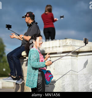 Londres, Royaume-Uni. 13 mai 2018. Les touristes prendre vos autoportraits à l'extérieur de Buckingham Palace avant le mariage royal entre le Prince Harry et Meghan Markle à Windsor le 19 mai. Crédit : Stephen Chung / Alamy Live News Banque D'Images