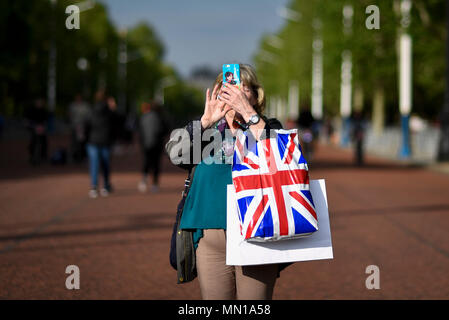 Londres, Royaume-Uni. 13 mai 2018. Un touriste prend une photo sur leur cameraphone en dehors de Buckingham Palace avant le mariage royal entre le Prince Harry et Meghan Markle à Windsor le 19 mai. Crédit : Stephen Chung / Alamy Live News Banque D'Images