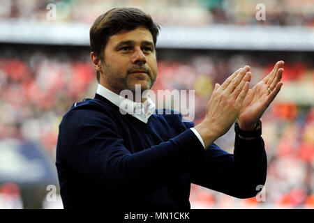 Londres, Royaume-Uni. 13 mai, 2018. Tottenham Hotspur Manager Mauricio Pochettino claps les fans.. Premier match de championnat, Tottenham Hotspur v Leicester City Stade de Wembley à Londres, le dimanche 13 mai 2018. Cette image ne peut être utilisé qu'à des fins rédactionnelles. Usage éditorial uniquement, licence requise pour un usage commercial. Aucune utilisation de pari, de jeux ou d'un seul club/ligue/dvd publications pic par Steffan Bowen/Andrew Orchard la photographie de sport/Alamy live news Banque D'Images