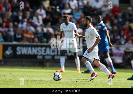 Swansea, Pays de Galles, Royaume-Uni. 13 mai, 2018. Leon Britton de Swansea City en action. Premier League, Swansea City v Stoke City au Liberty Stadium de Swansea, Pays de Galles du Sud le dimanche 13 mai 2018. Cette image ne peut être utilisé qu'à des fins rédactionnelles. Usage éditorial uniquement, licence requise pour un usage commercial. Aucune utilisation de pari, de jeux ou d'un seul club/ligue/dvd publications. Photos par Andrew Andrew/Verger Verger la photographie de sport/Alamy live news Banque D'Images