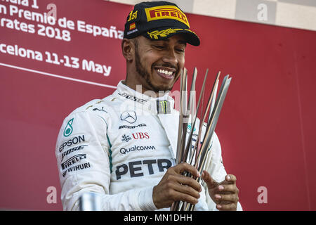 Barcelone, Catalogne, Espagne. 13 mai, 2018. Barcelone, Espagne. 13 Mai 2018 : .LEWIS HAMILTON (GBR) célèbre sa victoire de Mercedes GP Espagne de la holding sa tasse sur le podium au circuit de Barcelone, Plaça de Catalunya Crédit : Matthias Rickenbach/ZUMA/Alamy Fil Live News Banque D'Images