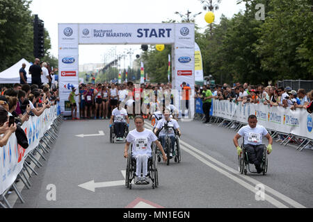 Bucarest, Roumanie. 13 mai, 2018. Les compétiteurs en fauteuil roulant prendre part à une course populaire au Semi-marathon de Bucarest à Bucarest, Roumanie, le 13 mai 2018. Crédit : Gabriel Petrescu/Xinhua/Alamy Live News Banque D'Images