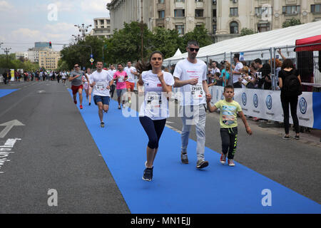 Bucarest, Roumanie. 13 mai, 2018. Concurrents prenez part à une course populaire au Semi-marathon de Bucarest à Bucarest, Roumanie, le 13 mai 2018. Crédit : Gabriel Petrescu/Xinhua/Alamy Live News Banque D'Images