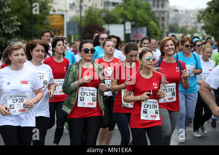 Bucarest, Roumanie. 13 mai, 2018. Concurrents prenez part à une course populaire au Semi-marathon de Bucarest à Bucarest, Roumanie, le 13 mai 2018. Crédit : Gabriel Petrescu/Xinhua/Alamy Live News Banque D'Images