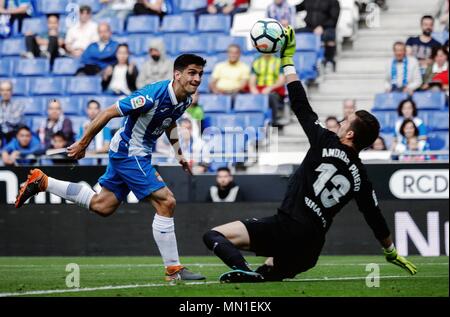 Barcelone, Espagne. 13 mai, 2018. RCD Espanyol's Gerard Moreno (L) scores au cours d'un match de championnat espagnol entre le RCD Espanyol et Malaga en Espagne, à Barcelone, le 13 mai 2018. L'Espanyol a gagné 4-1. Credit : Joan Gosa/Xinhua/Alamy Live News Banque D'Images