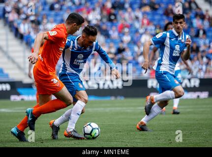 Barcelone, Espagne. 13 mai, 2018. L'Espanyol est Sergio Garcia (2e L) rivalise avec Malaga's Diego Gonzalez (1re L) au cours d'un match de championnat espagnol entre le RCD Espanyol et Malaga en Espagne, à Barcelone, le 13 mai 2018. L'Espanyol a gagné 4-1. Credit : Joan Gosa/Xinhua/Alamy Live News Banque D'Images