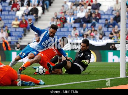 Barcelone, Espagne. 13 mai, 2018. L'Espanyol est Sergio Garcia (L) scores au cours d'un match de championnat espagnol entre le RCD Espanyol et Malaga en Espagne, à Barcelone, le 13 mai 2018. L'Espanyol a gagné 4-1. Credit : Joan Gosa/Xinhua/Alamy Live News Banque D'Images