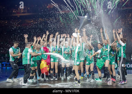 Budapest, Hongrie. 13 mai, 2018. Les joueurs de Gyori Audi ETO KC de Hongrie célèbrent leur victoire dans l'EHF Women's Champions League quatre concours à l'arène de sports Laszlo Papp de Budapest, Hongrie, le 13 mai 2018. Gyori Audi ETO KC a battu la Macédoine du Vardar HC 27-26 dans le match final. Credit : Attila Volgyi/Xinhua/Alamy Live News Banque D'Images