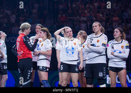 Budapest. 13 mai, 2018. Les joueurs de SC de Macédoine du Vardar réagir après l'EHF Women's Champions League Quatre la concurrence contre Gyori Audi ETO KC de la Hongrie à l'arène de sports Laszlo Papp de Budapest, Hongrie le 13 mai 2018. La Hongrie Gyori Audi ETO KC a battu la Macédoine du Vardar HC 27-26 dans le match final. Credit : Attila Volgyi/Xinhua/Alamy Live News Banque D'Images