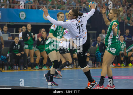 Budapest. 13 mai, 2018. Dragana Cvijic (C) de HC Vardar de Macédoine tente de marquer un but lors de la finale de l'EHF Women's Champions League Quatre la concurrence contre Gyori Audi ETO KC de la Hongrie à l'arène de sports Laszlo Papp de Budapest, Hongrie le 13 mai 2018. La Hongrie Gyori Audi ETO KC a battu la Macédoine du Vardar HC 27-26 dans le match final. Credit : Attila Volgyi/Xinhua/Alamy Live News Banque D'Images