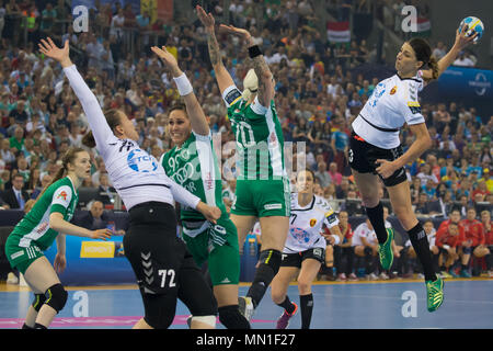 Budapest, Hongrie. 13 mai, 2018. Andrea Penezic (1e R) de HC Vardar de Macédoine tente de marquer un but contre Gyori Audi ETO KC de Hongrie lors de la finale de l'EHF Women's Champions League quatre concours à l'arène de sports Laszlo Papp de Budapest, Hongrie, le 13 mai 2018. Gyori Audi ETO KC a battu la Macédoine du Vardar HC 27-26 dans le match final. Credit : Attila Volgyi/Xinhua/Alamy Live News Banque D'Images