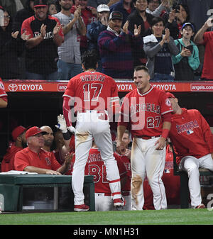 Los Angeles Angels Frappeur Shohei Ohtani C Est Accueilli Par Le Coequipier Mike Fontaine R Et Manager Mike Scioscia L Dans L Etang Apres Avoir Frappe Un Coup De Circuit En Solo En