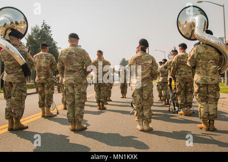 La bande I Corps, la pulsation d'Amérique's Corps, fournit la musique pendant la cérémonie des honneurs, le 8 août 2017, qui s'est tenue pour la 1 Corps sortant de général commandant adjoint, le Major-général Mark bégayer, à Joint Base Lewis-McChord, dans l'État de Washington. Au cours de la cérémonie bégayer a reçu la Légion du Mérite et sa femme, Donna, a reçu la Médaille du service civil en suspens.(U.S. Photo de l'armée par Pvt. Adeline Witherspoon, 20e Détachement des affaires publiques) Banque D'Images