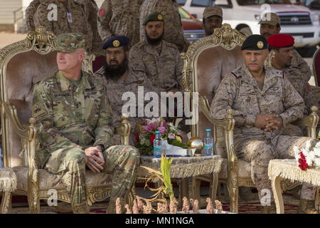 Le général de Terrence J. McKenrick, centrale de l'armée américaine et le général commandant adjoint Dhafer Ben Ali, Al-Shehri Arabie Royal au nord-ouest de la région de la Force terrestre, commandant de l'assister à la cérémonie de clôture 17 Leader sérieux qui a eu lieu dans le royaume d'Arabie saoudite le 10 août 2017. Le but de l'exercice 17 Leader sérieux était d'accroître l'interopérabilité et de renforcer les États-Unis et l'Arabie Royal Forces terrestres les relations militaires (U.S. Army photo par le Sgt. Mark Hanson) Banque D'Images