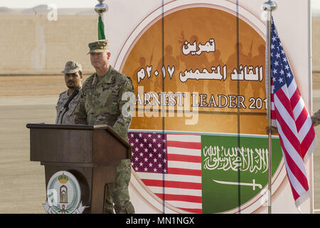 Le général de Terrence J. McKenrick, US Army commandant adjoint du Centre grâce la Royal Saudi Forces terrestres pour leur générosité dans ses remarques au cours de la cérémonie de clôture 17 Leader sérieux qui a eu lieu dans le royaume d'Arabie saoudite le 10 août 2017. Le but de l'exercice 17 Leader sérieux était d'accroître l'interopérabilité et de renforcer les États-Unis et l'Arabie Royal Forces terrestres les relations militaires. (U.S. Army photo par le Sgt. Mark Hanson) Banque D'Images