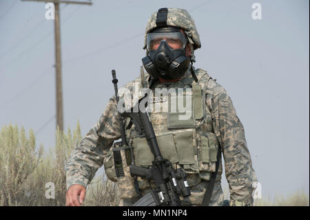 Le colonel de l'US Air Force Justin de la société 821e groupe le Plan d'intervention, Travis Air Force Base, en Californie, mène une mission de protection axé sur la Posture 2 scénario de déversement de produits chimiques simulés à Grant County, l'Aéroport International de Washington en faveur de la mobilité de l'exercice 2017, Guardian le 8 août. Plus de 3 000 soldats, marins, aviateurs, marines et les partenaires internationaux ont convergé sur l'état de Washington à l'appui de la mobilité d'un tuteur. L'exercice est destiné à tester les capacités des Forces aériennes de la mobilité La mobilité mondiale rapide pour exécuter des missions dans des environnements dynamiques, contestée. Mobili Banque D'Images