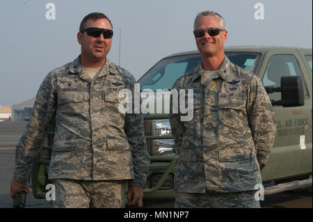 Le colonel de l'US Air Force Justin Niederer, gauche, du 821e groupe d'intervention d'urgence, Travis Air Force Base, Californie, accueille l'arrivée du colonel Chuck Henderson, commandant de la 621e réponse d'aile, Joint Base McGuire-Dix-Lakehurst à Grant County, l'Aéroport International de Washington en faveur de la mobilité de l'exercice 2017, Guardian le 7 août. Plus de 3 000 soldats, marins, aviateurs, marines et les partenaires internationaux ont convergé sur l'état de Washington à l'appui de la mobilité d'un tuteur. L'exercice est destiné à tester les capacités des Forces aériennes de la mobilité d'exécuter la mobilité mondiale rapide m Banque D'Images