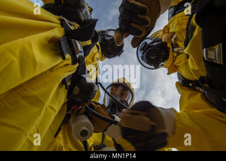 U.S. Air Force aérienne affectés à la 23e Escadron de génie civil vol des explosifs, d'ajuster leurs équipements en opération au cours de la fureur de Lama 3.0 at Joint Base Langley-Eustis, Va., Août 9, 2016. Le 11 août, le dernier jour de tâches physiques, les membres de l'EOD effectuera un creuset, qui sera composé de huit stations, où les membres de l'équipe doivent échanger les rôles et de compter sur eux pour effectuer chaque tâche correctement. (U.S. Air Force photo/Le s.. J.D. Strong II) Banque D'Images