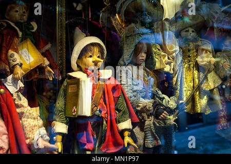 Marionnettes traditionnelles en vente en boutique de souvenirs. Shop à Venise, Italie Banque D'Images