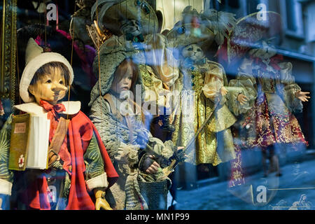 Marionnettes traditionnelles en vente en boutique de souvenirs. Shop à Venise, Italie Banque D'Images